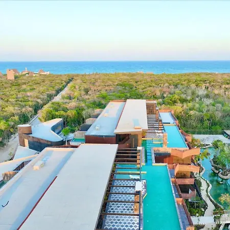Cozy With Free Beach Club Access Apartment
