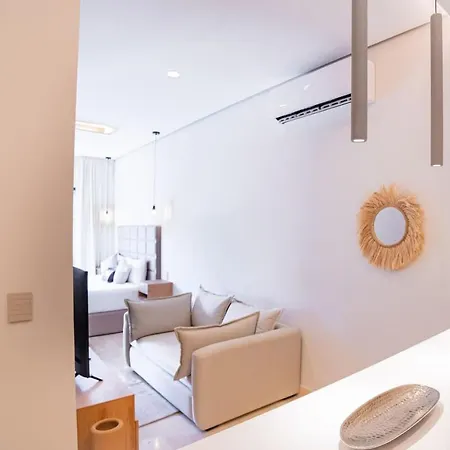 Cozy With Free Beach Club Access *