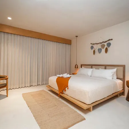 Beautiful Unit W Amazing Pool Views Gym Yoga