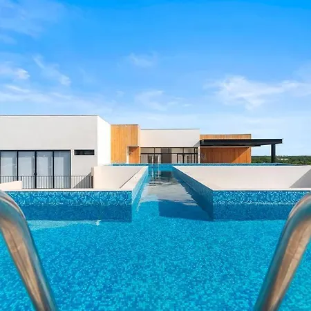 Apartment Penthouse With Pool And Chic Decor *