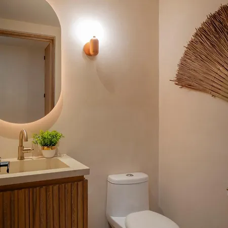 Beautiful Unit W Amazing Pool Views Gym Yoga