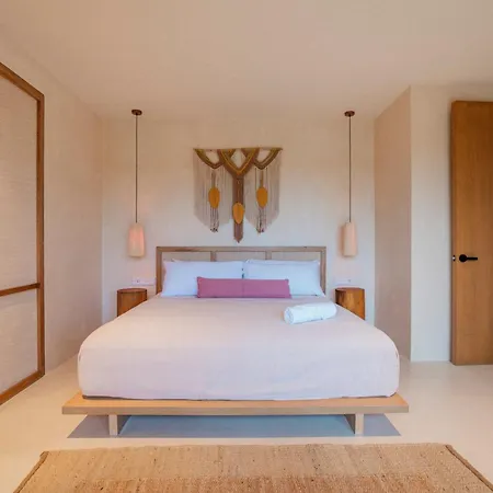 Beautiful Unit W Amazing Pool Views Gym Yoga *