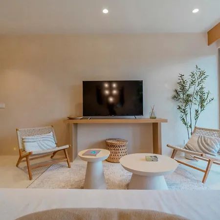 Beautiful Unit W Amazing Pool Views Gym Yoga *