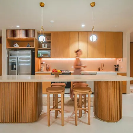 Beautiful Unit W Amazing Pool Views Gym Yoga