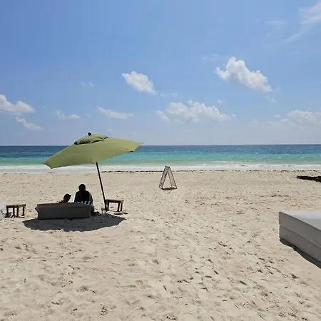 Unique Style Elegance, Fast Wifi Beach Access Apartment