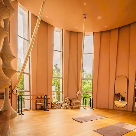 Divine 2br W Pool Gym Yoga Classes Restaurant *