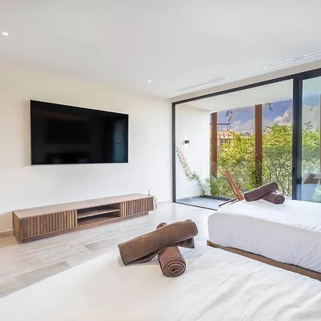 Stunning 2 Bd Mistiq Ph Rooftop Private Pool Apartment *
