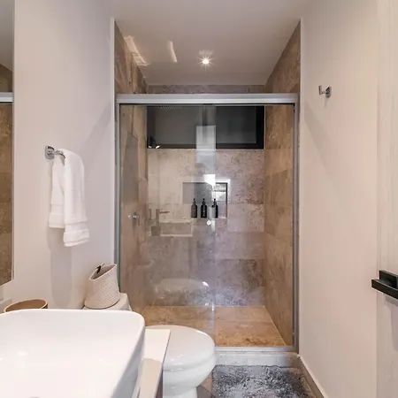 Holiday home 2 Bd With Balcony Gym Rooftop Pool *
