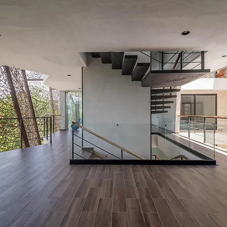 King With Rooftop Pool, Sauna, Gym, Parking *