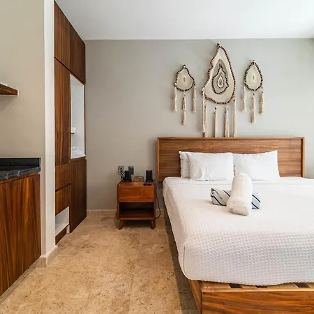 King With Rooftop Pool, Sauna, Gym, Parking