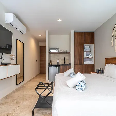 King With Rooftop Pool, Sauna, Gym, Parking *