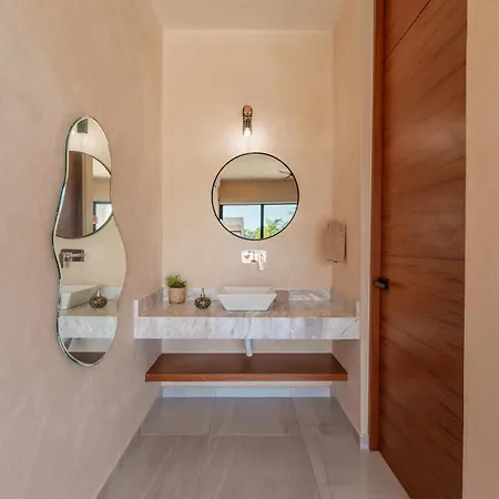 *jungle Ph W/pool, Close To Downtown & *