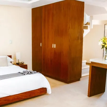 Hotel The Waves By Bnb Experience