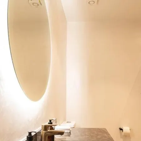 Apartment Stylish Retreat For 6, Near Everything
