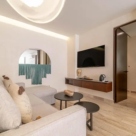Holiday home 2br Plunge Pool, Rooftop Pool, Gym, Kids Playroom