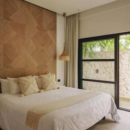 Luxe 8br Double Villa, Gated, Patio & Pool Holiday home *