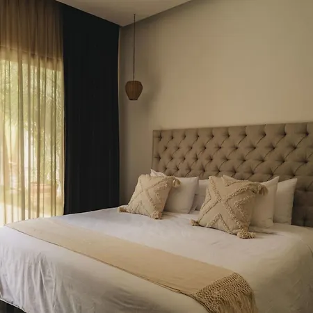 Luxe 8br Double Villa, Gated, Patio & Pool Holiday home