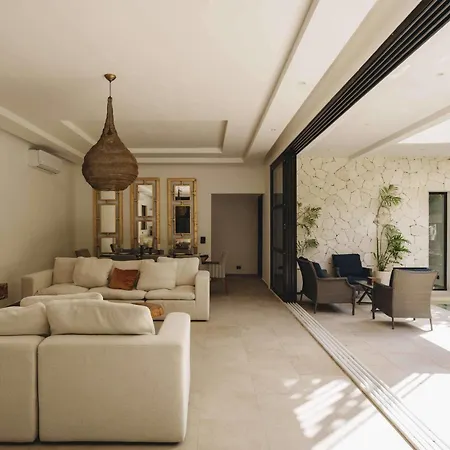 Luxe 8br Double Villa, Gated, Patio & Pool Holiday home *