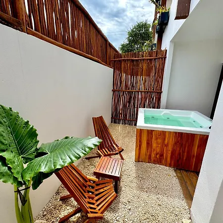 Apartment Chic 2br Condo, Private Jacuzzi And 2 Free Bikes