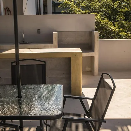 1 Bedroom In Downtown Walking Distance From Bars