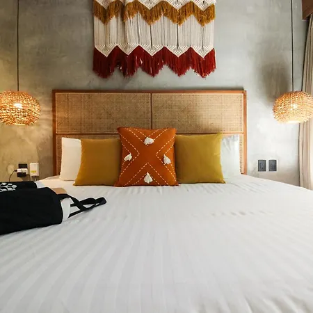 Luxury With Rooftop Pool In Location *