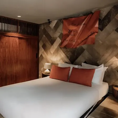 Barneys Ny Orange With Pool Apartment