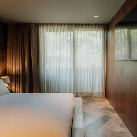 Barneys Ny Silver With Pool Apartment *