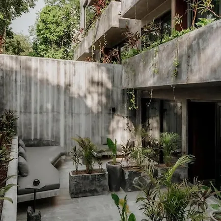 Barneys Ny Silver With Pool Apartment