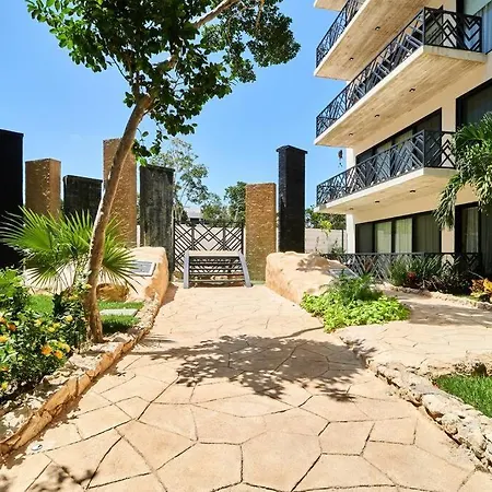 Escape - Stylish Pool, Gym & Parking Apartment