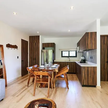 Escape - Stylish Pool, Gym & Parking Apartment *