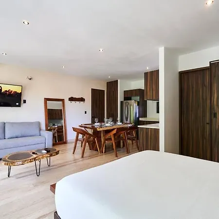 Escape - Stylish Pool, Gym & Parking