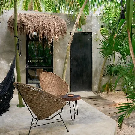 Amor Rooms