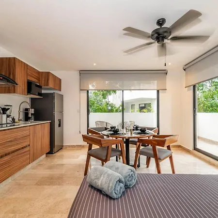 King With Private Balcony, Gym, Rooftop Pool Holiday home *