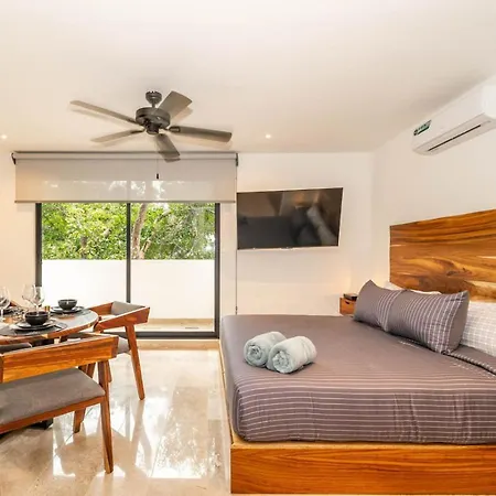 King With Private Balcony, Gym, Rooftop Pool Holiday home