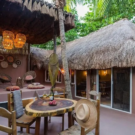 Jungle -steps To The And Restaurants! Villa *