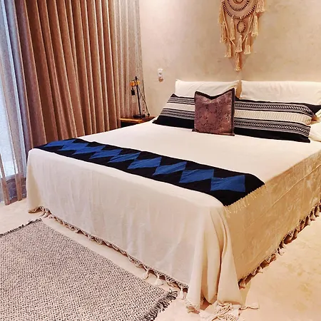 Apartment Makan Brand New 2-bedroom With Patio And Pool *