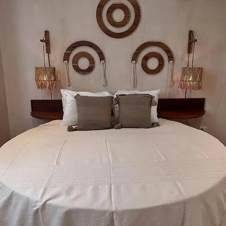 1 Bedroom Ophelia 220 *