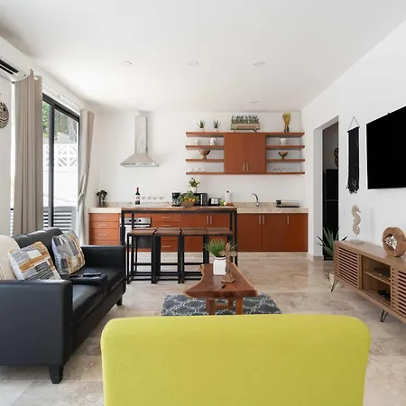 Casa Laura - - Private Townhome For 6 Guest - 3 Bedrooms - 5 Beds- Restaurant Walking Distance *