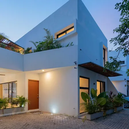 Casa Laura - - Private Townhome For 6 Guest - 3 Bedrooms - 5 Beds- Restaurant Walking Distance * Tulum