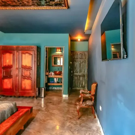 Hideaway With Rooftop Pool Bliss-king Bed Apartment