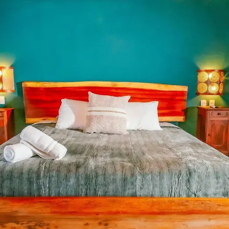 Hideaway With Rooftop Pool Bliss-king Bed Apartment