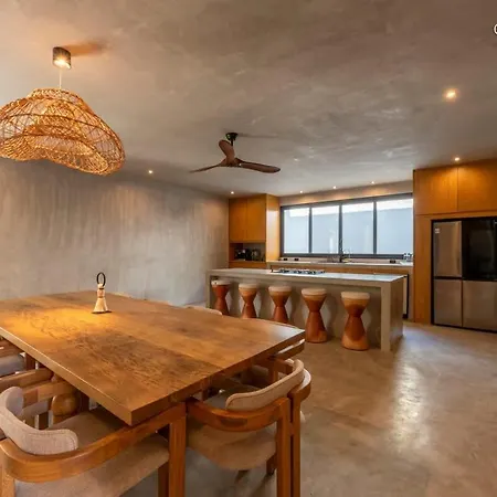 Brutalist 7br Masterpiece Design, Luxury Pool Holiday home