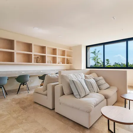 Private Garden Pool Access Near Jaguar Park *