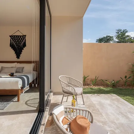 Private Garden Pool Access Near Jaguar Park *