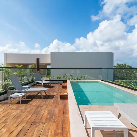 Private Garden Pool Access Near Jaguar Park Apartment *