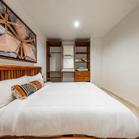 2 Bedroom With Direct Walk-out To Pool, Sauna, And Gym Apartment *