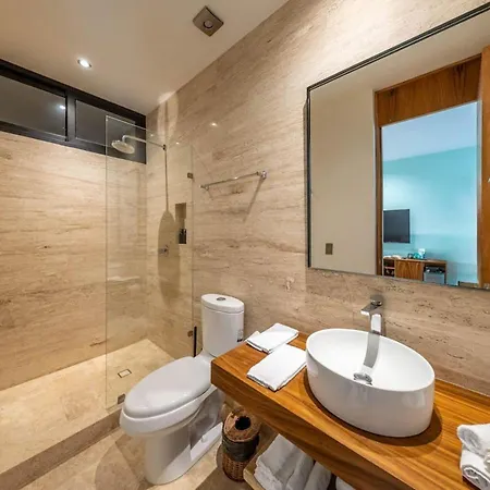 2 Bedroom With Direct Walk-out To Pool, Sauna, And Gym Apartment *