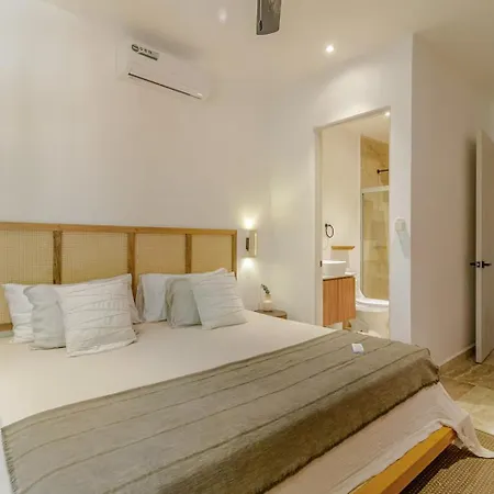 Private Hot Tub, Scooters, Pool, Outdoor Cinema, 750 Mb Apartment *