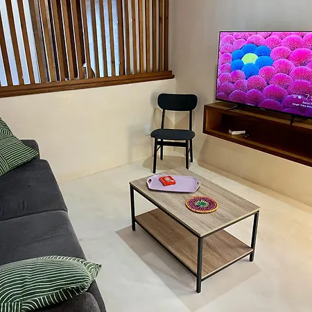 Apartment Jungle Gem With Swim-up Pool & Easy Paved Access