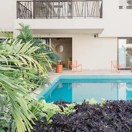 70's Experience In With Pool View Apartment